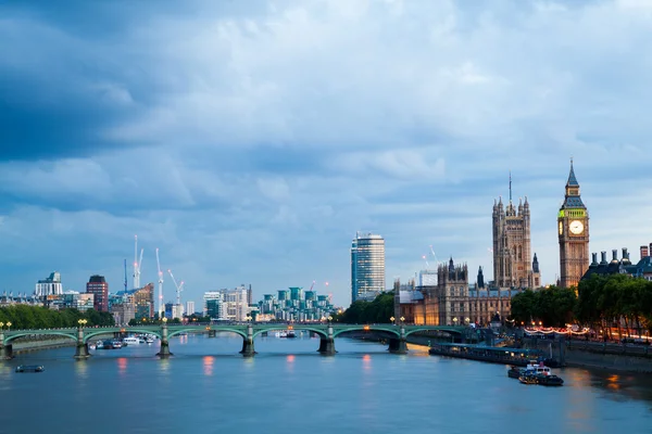 Trenta. 07. 2015, LONDRA, UK, Londra all'alba. Vista dal ponte del Giubileo d'Oro — Foto Stock