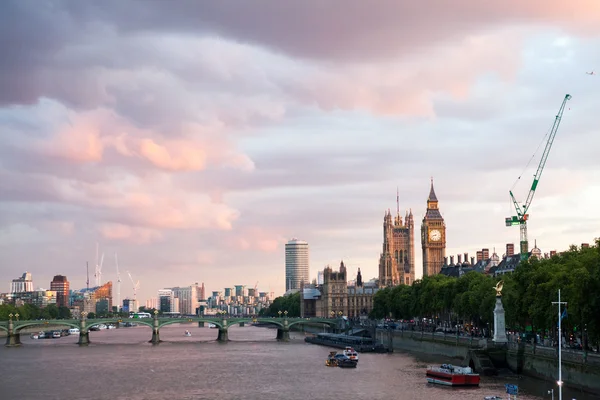 30. 07. 2015, LONDRES, Reino Unido, Londres al amanecer. Vista desde el puente Golden Jubilee —  Fotos de Stock