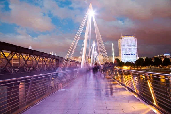 30. 07. 2015, LONDRES, Reino Unido, Londres al amanecer. Vista desde el puente Golden Jubilee — Foto de Stock