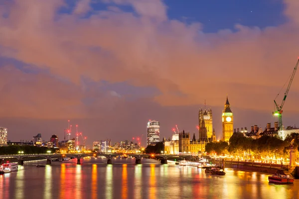 30. 07. 2015, London, Storbritannien, London i gryningen. Visa från Golden Jubilee bridge — Stockfoto