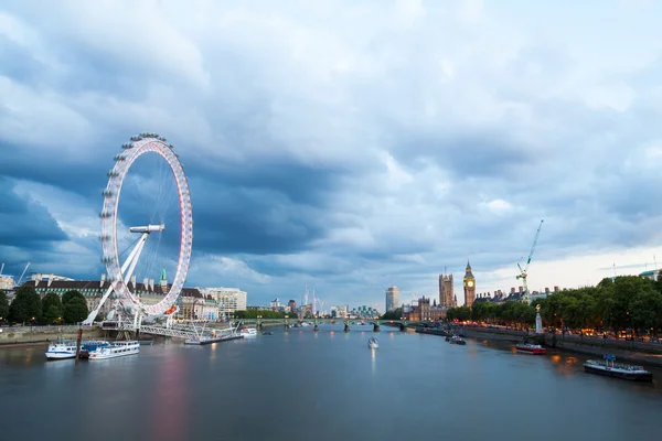 30 रोजी. 07. 2015 लंडन, यूके, लंडन सकाळी. गोल्डन ज्युबिली पूल पासून पहा — स्टॉक फोटो, इमेज
