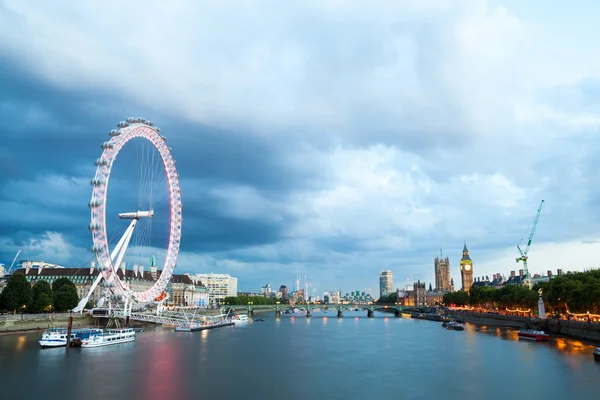 30. 07. Şafakta 2015, Londra, İngiltere, Londra. Golden Jubilee Köprüsü'nden görüntülemek — Stok fotoğraf