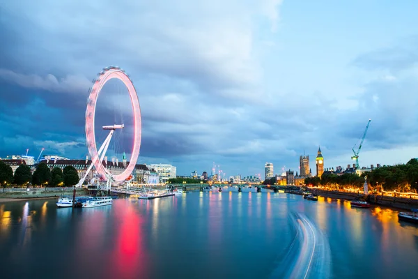 30. 07. 2015, LONDON , UK, London at dawn. View from Golden Jubilee bridge — Stock Photo, Image