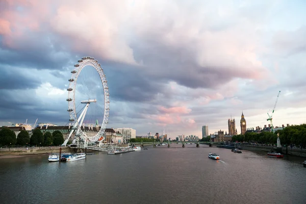 30. 07. 2015, London, Storbritannien, London i gryningen. Visa från Golden Jubilee bridge — Stockfoto