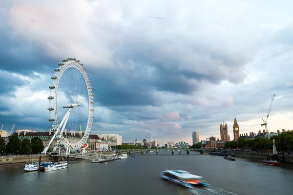 30. 07. Şafakta 2015, Londra, İngiltere, Londra. Golden Jubilee Köprüsü'nden görüntülemek — Stok fotoğraf