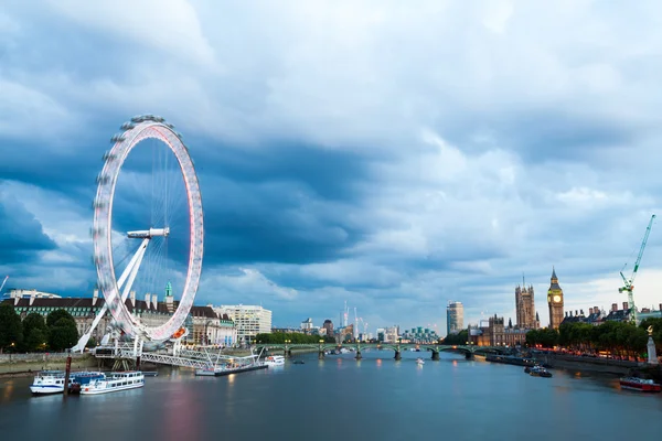 30. 07. 2015, London, Storbritannien, London i gryningen. Visa från Golden Jubilee bridge — Stockfoto