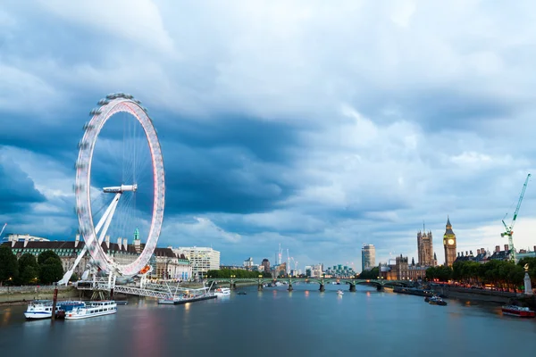 30. 07. 2015-ig, London, Egyesült Királyság, London hajnalban. Nézd a Golden Jubilee híd — Stock Fotó