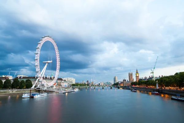 30. 07. Şafakta 2015, Londra, İngiltere, Londra. Golden Jubilee Köprüsü'nden görüntülemek — Stok fotoğraf