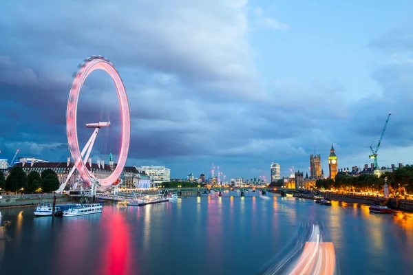 30. 07. 2015, LONDRES, Reino Unido, Londres al amanecer. Vista desde el puente Golden Jubilee — Foto de Stock