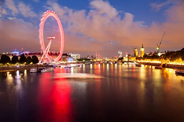 30. 07. 2015, LONDRES, Reino Unido, Londres al amanecer. Vista desde el puente Golden Jubilee — Foto de Stock