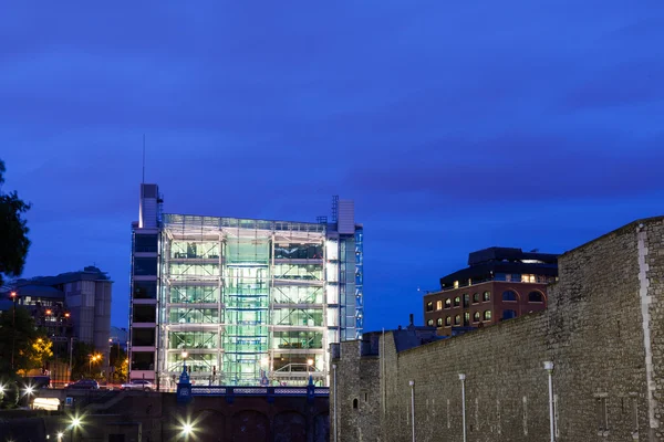 Overnachtingen in Londen in Londen toren kasteel, tijdens het blauwe uur — Stockfoto