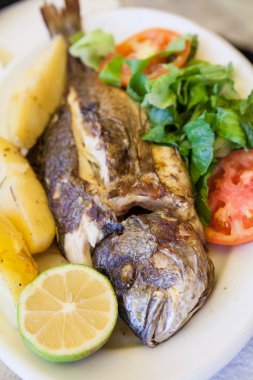 Izgara çipura poatatoes, domates ve limon ile