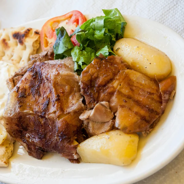 Gekookt lamsvlees met aardappelen — Stockfoto