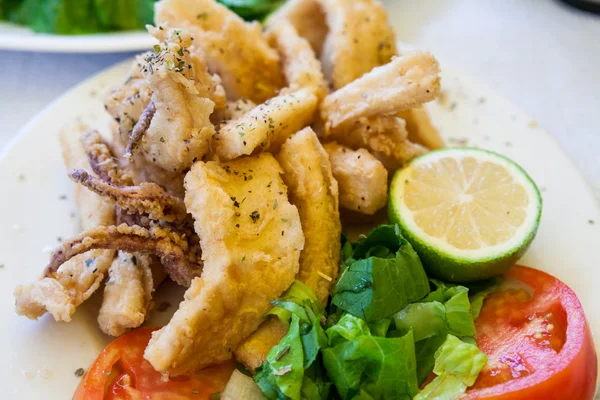 Fried squid rings with lemon — Stock Photo, Image