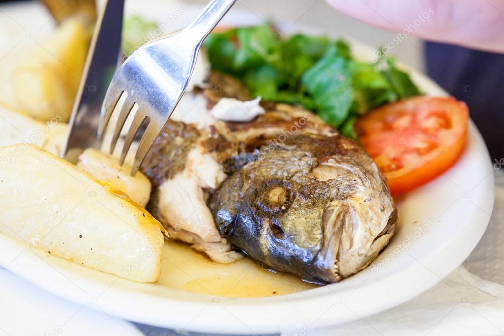 Grilled sea bream with poatatoes, tomatoes and lemon