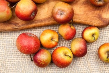 Küçük, Kırmızı elma ve mutfak kesme tahtası ile çuval bezi doku içinde belgili tanımlık geçmiş