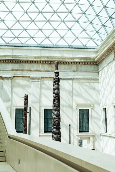29. 07. 2015, Λονδίνο, Βρετανικό Μουσείο - τοτέμ πόλους από British Columbia, Καναδάς, στο περίπου χρόνο 1870 — Φωτογραφία Αρχείου