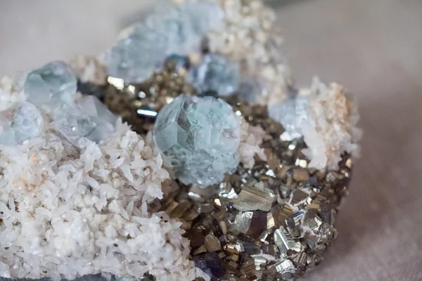 Prachtige kristallen, mineralen en stenen - kleuren en texturen — Stockfoto