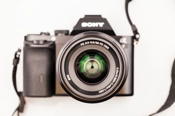 27. 10. 2015, ökenlo, Rumänien, belysande redaktionella foto och Detaljer för Sony a7 mirrorless kameran med objektivet. Med makroobjektiv och mjukt fokus — Stockfoto