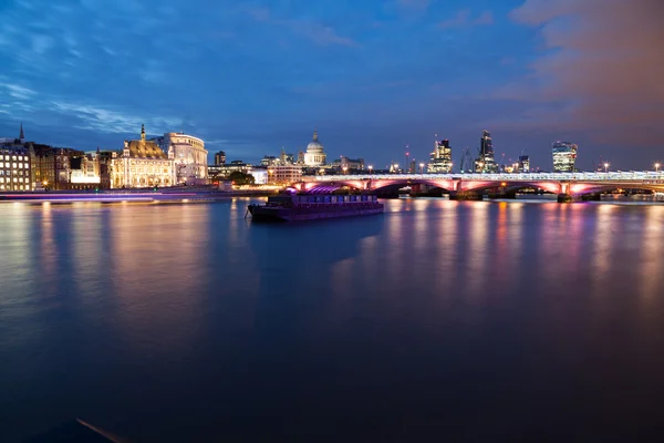 Noches en Londres desde los muelles con vista a Canary Wharf —  Fotos de Stock