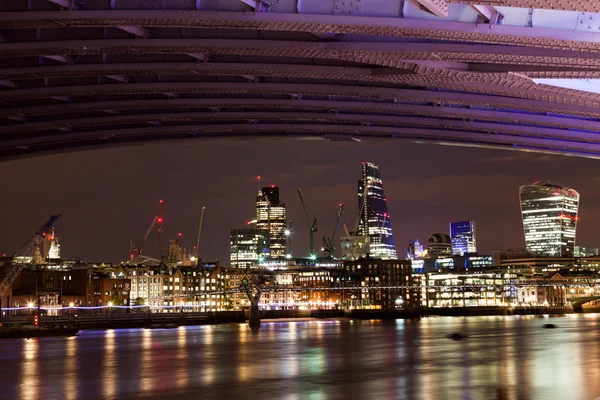 Noches en Londres desde los muelles con vista a Canary Wharf — Foto de Stock