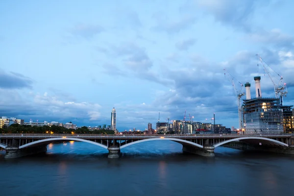 Central eléctrica de Battersea, Londres, Vista desde Chelsea Bridge durante la hora azul —  Fotos de Stock