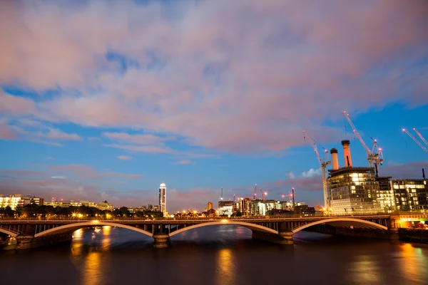Відстань до району Баттерсі електростанція, Лондон, вид з мосту "Челсі" синій годину — стокове фото
