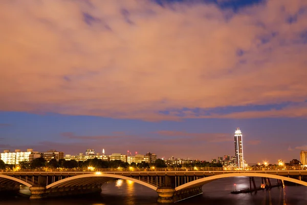 Londres al amanecer. Vista desde el puente Chelsea — Foto de Stock