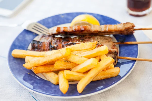 Varkensvlees brochette met frietjes — Stockfoto