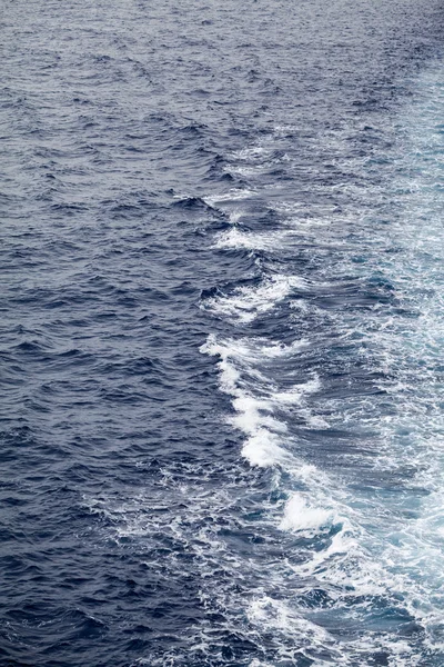 Textura del agua: aguas profundas y claras del mar Egeo — Foto de Stock