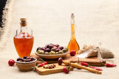 Zeytin ahşap, zeytin, sirke ve çuval bezi doku içinde belgili tanımlık geçmiş baharatlarla ile kompozisyon