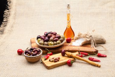 Zeytin ahşap, zeytin, sirke ve çuval bezi doku içinde belgili tanımlık geçmiş baharatlarla ile kompozisyon