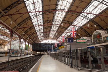 28. 07. 2015. Londra, İngiltere - Victoria İstasyonu görünümü