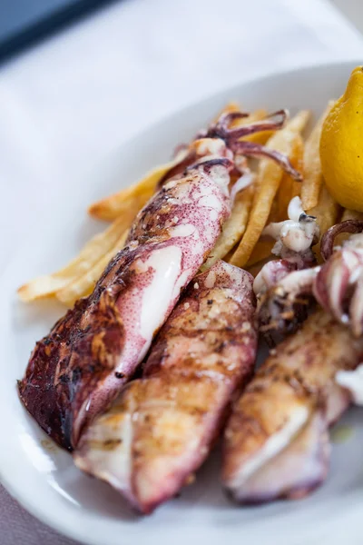 Grillad bläckfisk med citron och potatis — Stockfoto