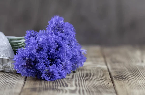 Bir buket parlak mavi çiçek. Beyaz arka planda bir buket kır çiçeği.