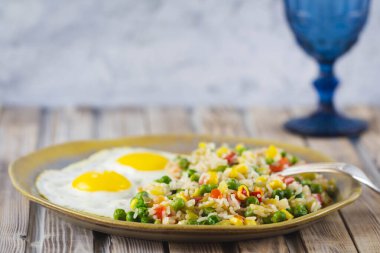 Tabakta pirinç ve yumurta olan sebzeler..