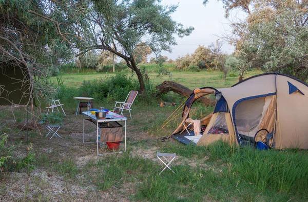 Kumlu bir plajda deniz kenarında kamp yapmak. Açık hava aktiviteleri. — Stok fotoğraf