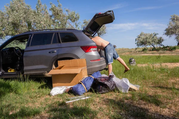 Kumlu bir plajda deniz kenarında kamp yapmak. Açık hava aktiviteleri. — Stok fotoğraf