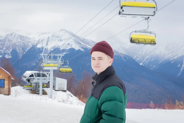 Kayak merkezi. Genç adam doğaya hayran..