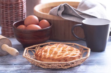 Peynirli ve kuru üzümlü cheesecake. Ev yapımı pişirme..