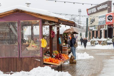Kışın şehir merkezinde sebze pavyonu.