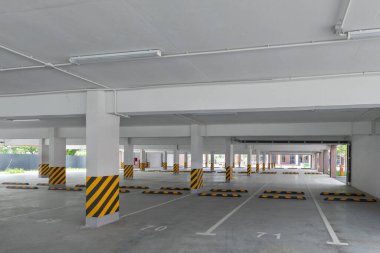Modern bir evin bahçesinde boş bir park yeri.
