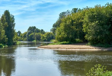 Sıcak bir yaz gününde Vorya nehrinin kumlu kumlu kumsalı.
