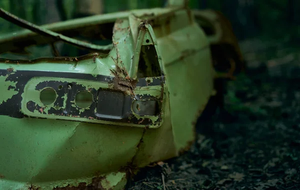 Velho Corpo Carro Verde Enferrujado Apodrece Floresta Polui Meio Ambiente — Fotografia de Stock