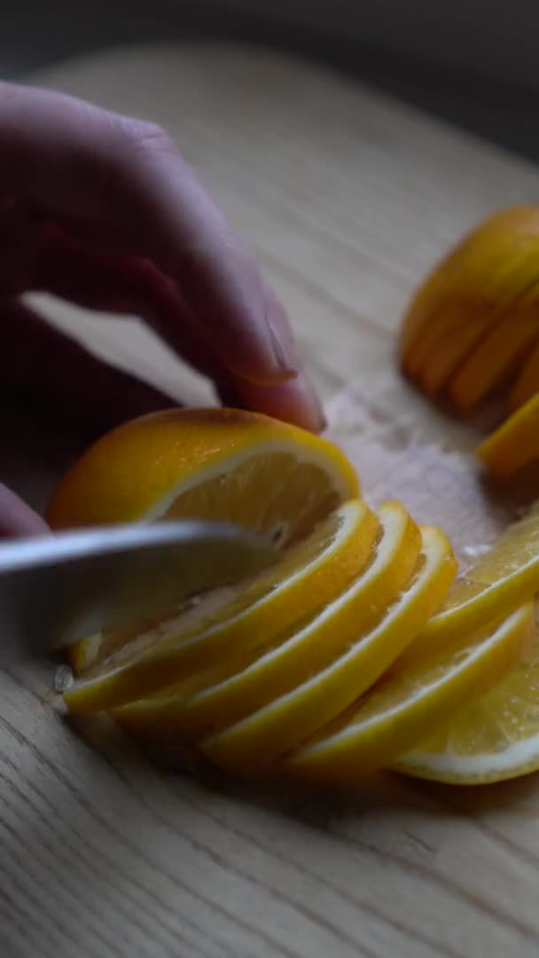 Mujer Con Cuchillo Grande Afilado Corta Limón Una Tabla Cocina — Vídeos de Stock