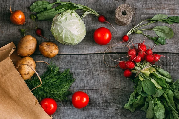 Ассорти свежих овощных ингредиентов на деревянном столе, вид сверху — стоковое фото