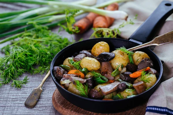 Kartoffeln und anderes Gemüse mit Waldpilzen — Stockfoto