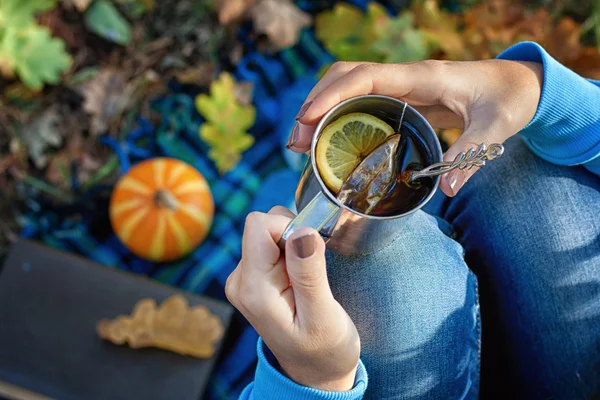 Manos femeninas con taza de té caliente — Foto de Stock