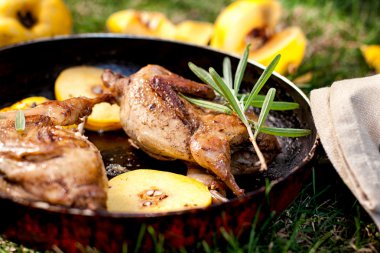 Ayva ile kavrulmuş bıldırcınlar