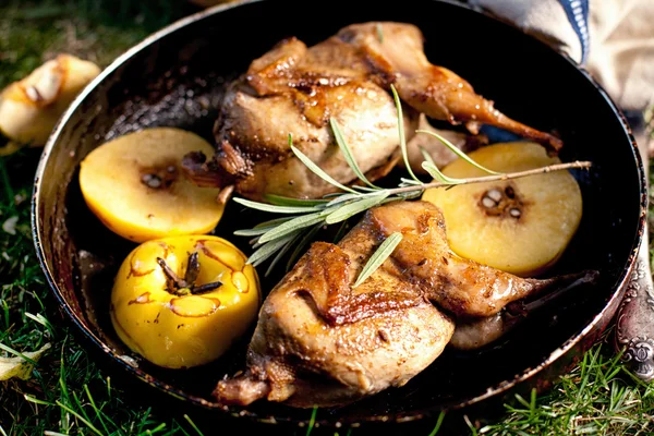 Quaisl asado con membrillo — Foto de Stock